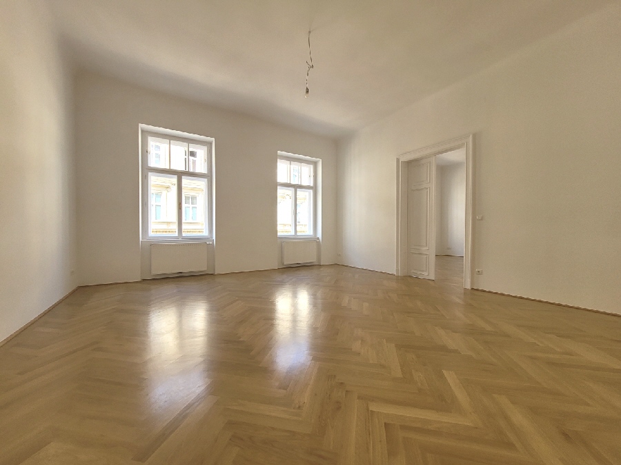 Sanierte Altbauwohnung mit Balkon - tolle Lage in 1040 Wien 