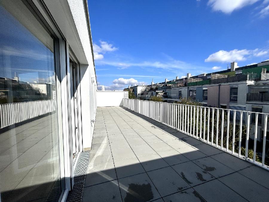 3 Zimmer DG Wohnung mit 42m² Dachterrasse ab sofort verfügbar