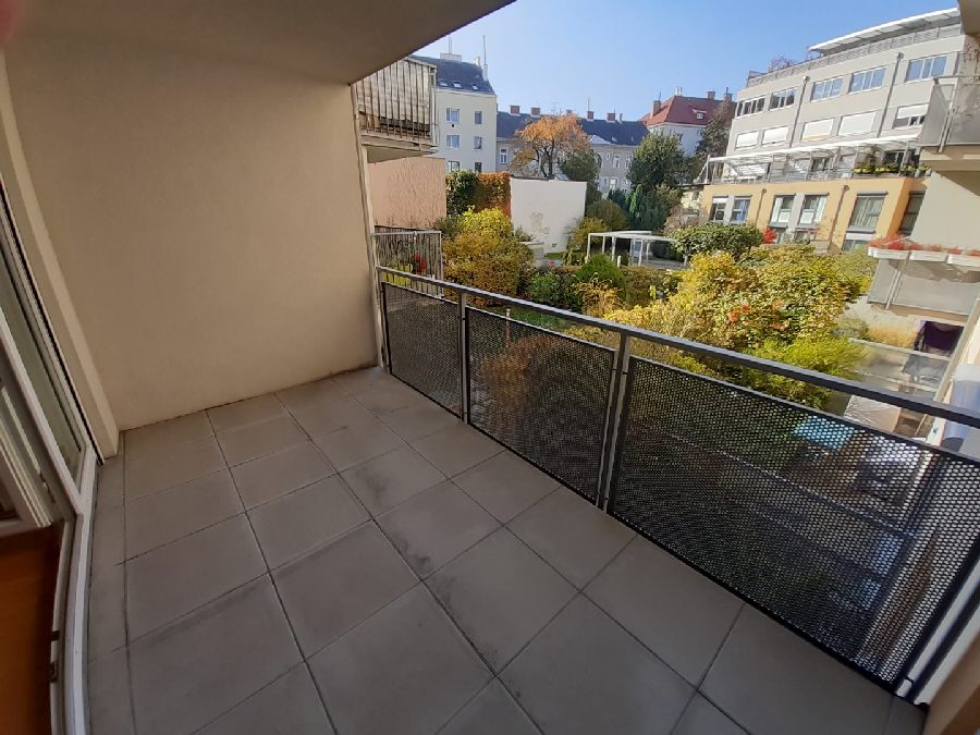 Lichtdurchflutete Eckwohnung mit Freifläche und Grünblick | befristet vermietet