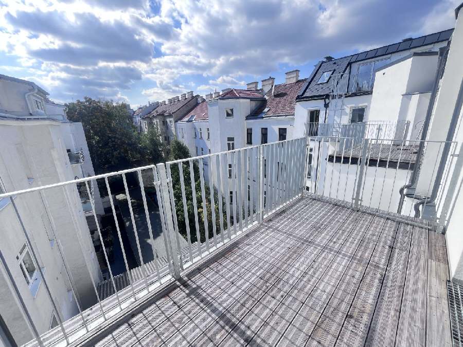 Südseitige Dachgeschosswohnung mit 2 Terrassen | ERSTBEZUG an der U1!