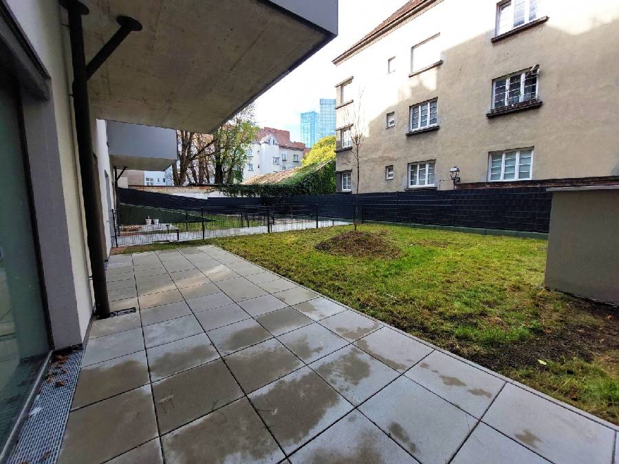 Ruhiger, großer Garten