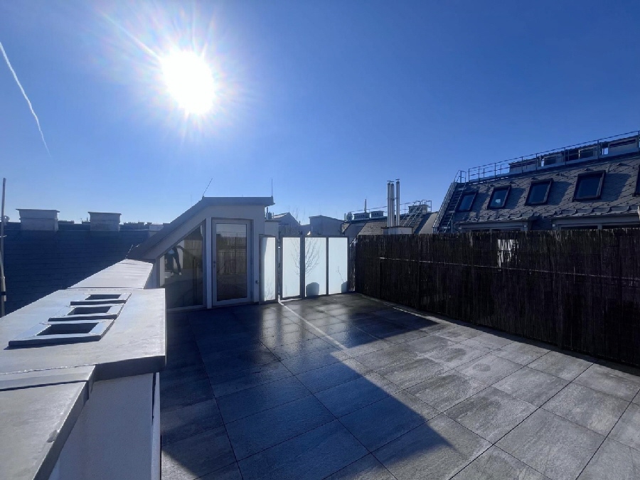 Lichtdurchflutete Dachgeschosswohnung mit großer Dachterrasse | klimatisiert | an der U3!