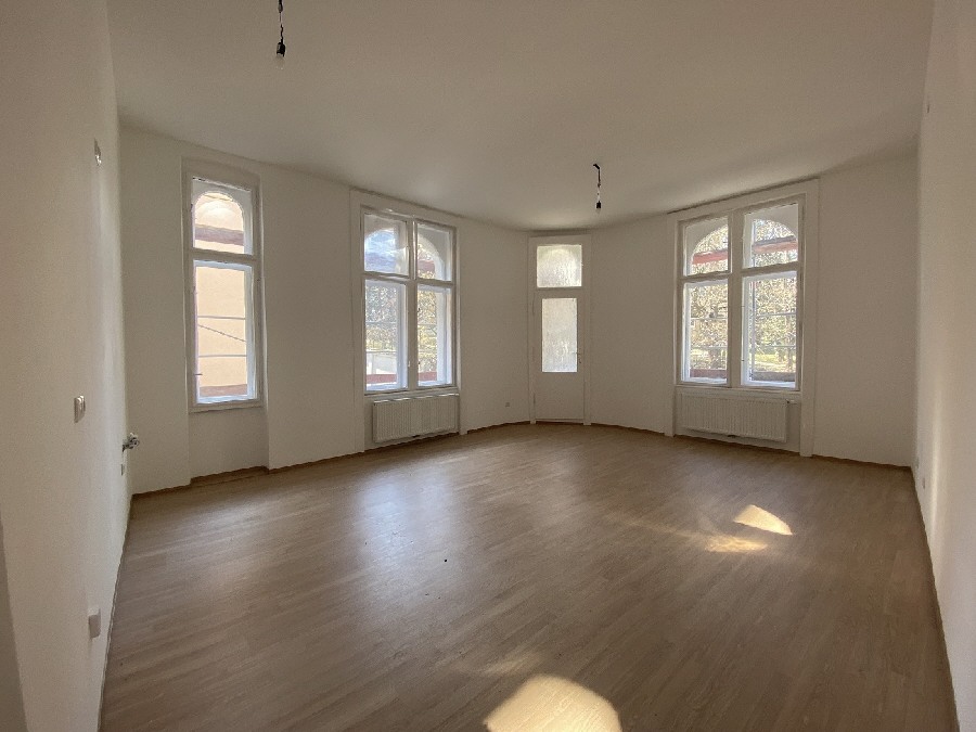 Wiener Altbau-Charme neu definiert – Erstbezug mit französischem Flair – Balkon & hohe Decken