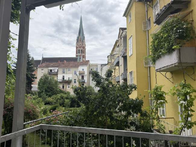 Sanierungsbedürftige Altbauwohnung mit Blick auf Herz Jesu Kirche
