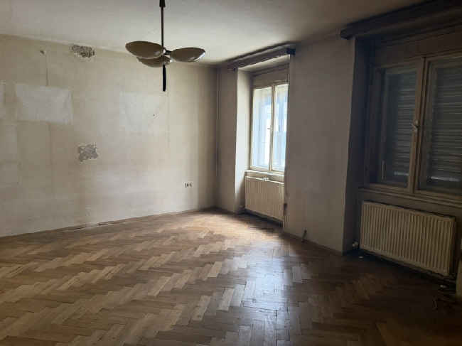 Sanierungsbedürftige Altbauwohnung mit Blick auf Herz Jesu Kirche